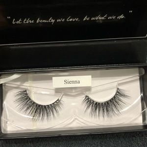 eyelashes